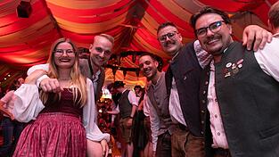 Beste Stimmung herrschte auf den Bierb&auml;nken im Gl&ouml;cklzelt.