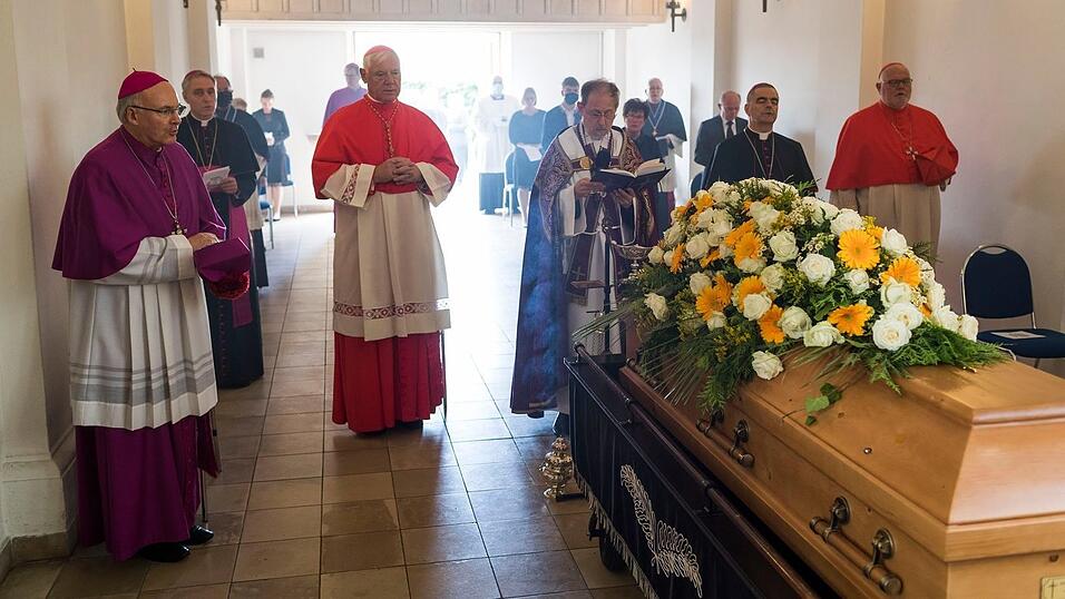 Am heutigen Mittwoch wurde Georg Ratzinger am Unteren Katholischen Friedhof in Regensburg beigesetzt.