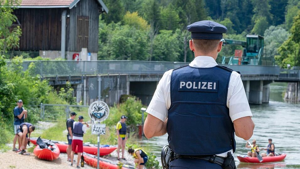 An der Isar hat die Polizei Schlauchboote kontrolliert - und einige Verstöße festgestellt. (Archivbild) An der Isar hat die Polizei Schlauchboote kontrolliert - und einige Verstöße festgestellt. (Archivbild)