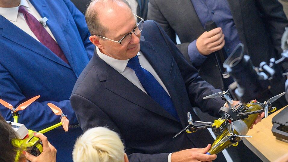 Alexander Dobrindt (CSU), Bundesminister des Inneren, er&ouml;ffnete das Technologiezentrum Drohnensicherheit in Cochstedt in Sachsen-Anhalt.