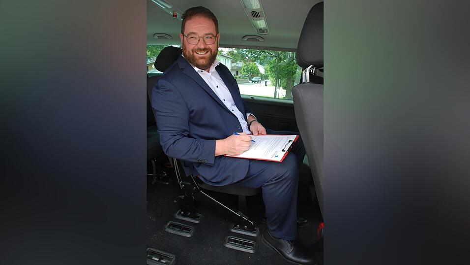 Landrat Tobias Beck nicht in seinem Dienstwagen, sondern im autonomen Bus. - Sein Dienstwagen hat Sitzkühlung. Landrat Tobias Beck nicht in seinem Dienstwagen, sondern im autonomen Bus. - Sein Dienstwagen hat Sitzkühlung.