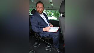 Landrat Tobias Beck nicht in seinem Dienstwagen, sondern im autonomen Bus. - Sein Dienstwagen hat Sitzkühlung. Landrat Tobias Beck nicht in seinem Dienstwagen, sondern im autonomen Bus. - Sein Dienstwagen hat Sitzkühlung.