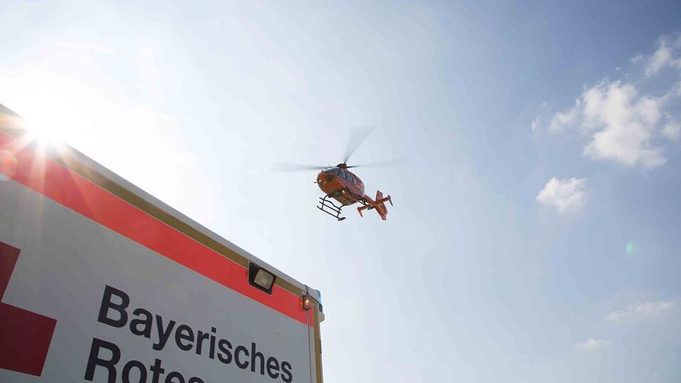 Ein Sanka fuhr am Samstag auf einen Notarztwagen auf, nachdem dieser stark bremste. Vier Rettungskräfte wurden leicht verletzt. Ein Sanka fuhr am Samstag auf einen Notarztwagen auf, nachdem dieser stark bremste. Vier Rettungskräfte wurden leicht verletzt.