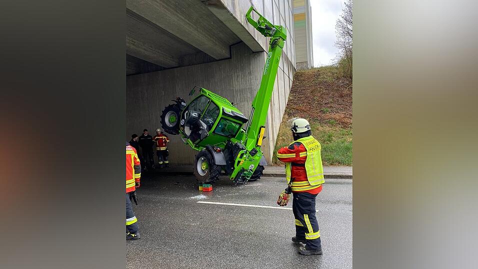 An der Autobahnunterführung bei Altheim war am Freitagvormittag ein Fahrzeug stecken geblieben. An der Autobahnunterführung bei Altheim war am Freitagvormittag ein Fahrzeug stecken geblieben.
