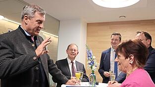 Smalltalk mit Ministerpräsident Markus Söder beim Stehempfang. Smalltalk mit Ministerpräsident Markus Söder beim Stehempfang.