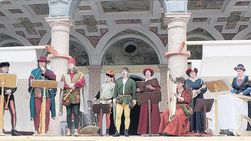 Die elf Musiker der Hofkapelle setzen die musikalische Vielfalt des Mittelalters ebenso gekonnt wie entspannt um - in einem Konzert, in dem eine erz&auml;hlerische Handlung als roter Faden eingebunden ist. (Foto: cv)
