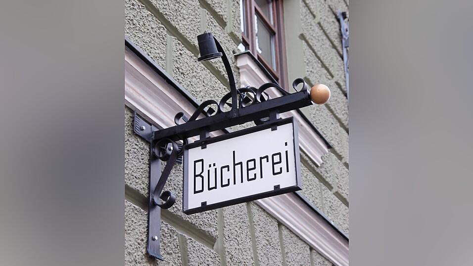 Ein schönes Abschiedsgeschenk: German Dietl hat vor der Übergabe seines Schreibwarenladens noch dieses neue Hinweisschild am Bürgerhaus organisiert. Ein schönes Abschiedsgeschenk: German Dietl hat vor der Übergabe seines Schreibwarenladens noch dieses neue Hinweisschild am Bürgerhaus organisiert.