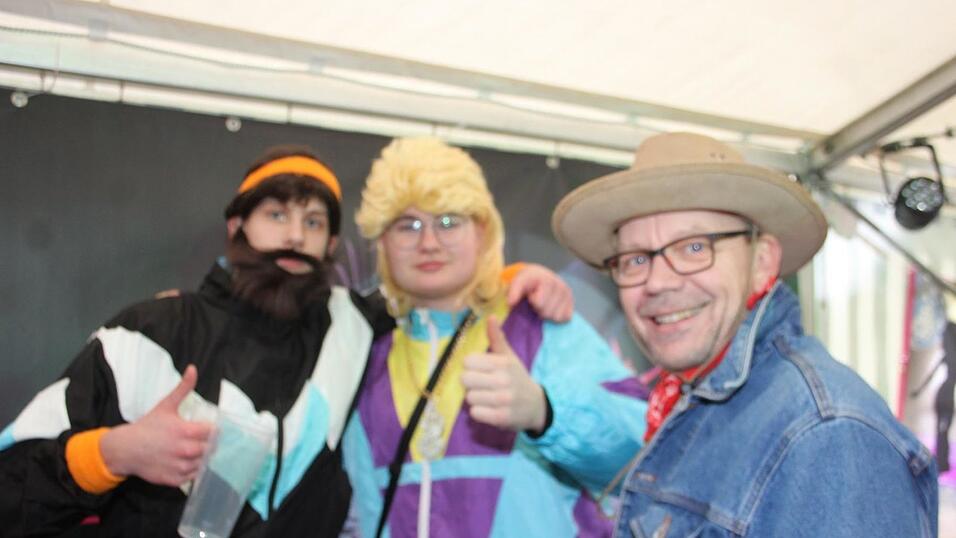 Viele Faschings-Fans haben sich am Samstag den Umzug in Langenbach angesehen. Viele Faschings-Fans haben sich am Samstag den Umzug in Langenbach angesehen.