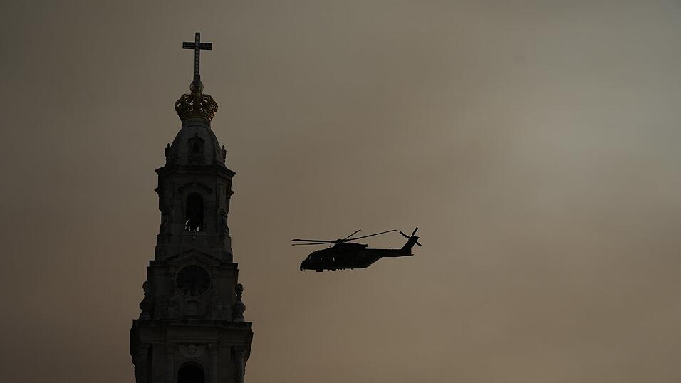 Der Hubschrauber mit Papst Franziskus an Bord erreicht den katholischen Wallfahrtsort Fatima in Zentralportugal. Der Papst war ein ganzes Wochenende über in Portugal, um den 37. Weltjugendtag zu leiten, eine Veranstaltung, die Johannes Paul II. in den 1980er Jahren ins Leben gerufen hat, um junge Katholiken in ihrem Glauben zu bestärken. Der Hubschrauber mit Papst Franziskus an Bord erreicht den katholischen Wallfahrtsort Fatima in Zentralportugal. Der Papst war ein ganzes Wochenende über in Portugal, um den 37. Weltjugendtag zu leiten, eine Veranstaltung, die Johannes Paul II. in den 1980er Jahren ins Leben gerufen hat, um junge Katholiken in ihrem Glauben zu bestärken.