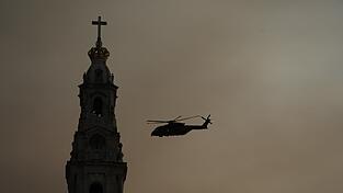 Der Hubschrauber mit Papst Franziskus an Bord erreicht den katholischen Wallfahrtsort Fatima in Zentralportugal. Der Papst war ein ganzes Wochenende über in Portugal, um den 37. Weltjugendtag zu leiten, eine Veranstaltung, die Johannes Paul II. in den 1980er Jahren ins Leben gerufen hat, um junge Katholiken in ihrem Glauben zu bestärken.