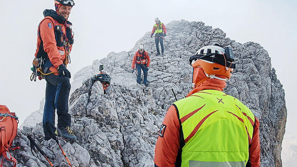 Action im felsigen Gelände - und das auch noch bei schlechter Sicht: die Bergretter Christian Aicher, Christian Datzmann, Benedikt Datzmann und Michael Partholl bei einem Einsatz der Bergwacht Ramsau.