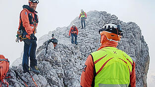 Action im felsigen Gelände - und das auch noch bei schlechter Sicht: die Bergretter Christian Aicher, Christian Datzmann, Benedikt Datzmann und Michael Partholl bei einem Einsatz der Bergwacht Ramsau.