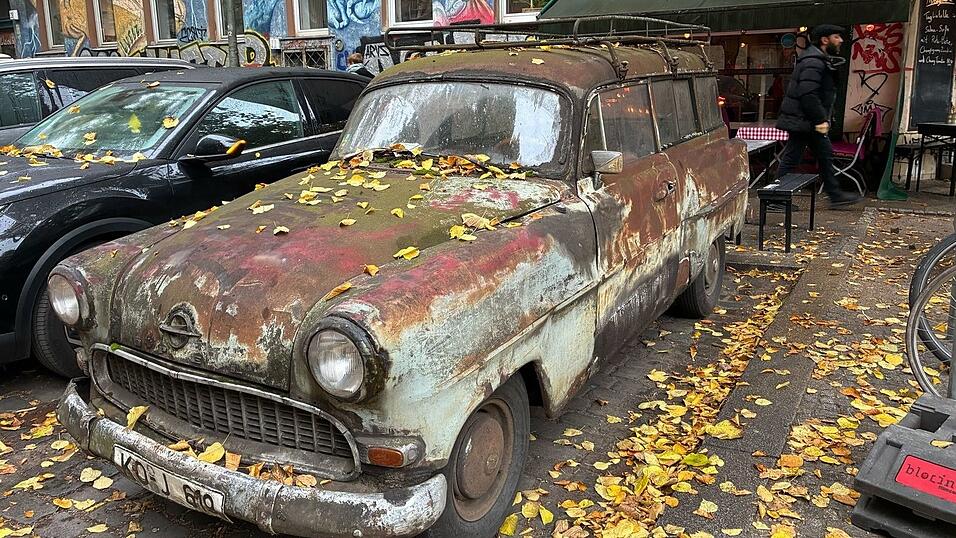 Der Oldtimer musste umparken, weil Parkplätze im Kiez schwinden. Sein neuer Standort ist fast gegenüber vom alten. Der Oldtimer musste umparken, weil Parkplätze im Kiez schwinden. Sein neuer Standort ist fast gegenüber vom alten.