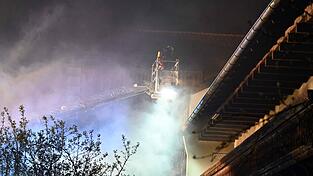 Die Nachlöscharbeiten und Brandwache der Polizei zogen sich noch bis vier Uhr hin. Die Nachlöscharbeiten und Brandwache der Polizei zogen sich noch bis vier Uhr hin.