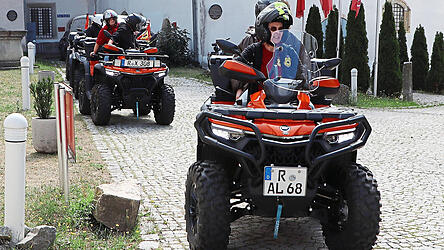Noch vor 12 Uhr mittags heizten die Quadfahrer in den Schlossgarten.