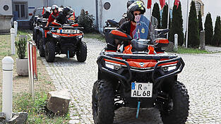Noch vor 12 Uhr mittags heizten die Quadfahrer in den Schlossgarten. Noch vor 12 Uhr mittags heizten die Quadfahrer in den Schlossgarten.