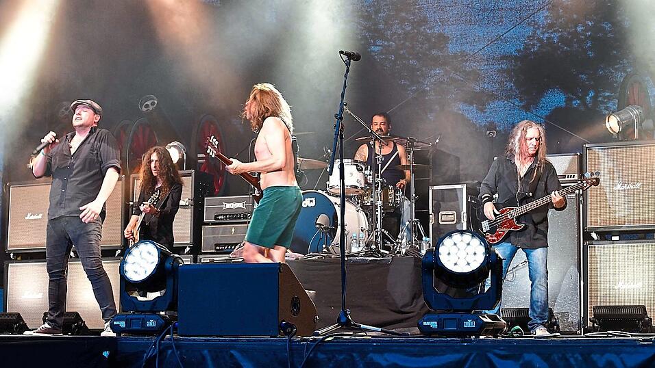 Perfekt in Szene gesetzt zelebrierten 'Barock' das Beste aus dem überquellenden 'AC/DC'-Archiv. Perfekt in Szene gesetzt zelebrierten 'Barock' das Beste aus dem überquellenden 'AC/DC'-Archiv.