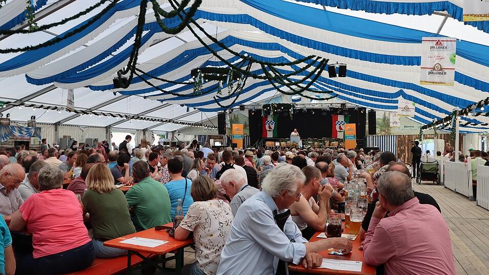 Festwirt Andreas Simmel freute sich über ein volles Bierzelt.