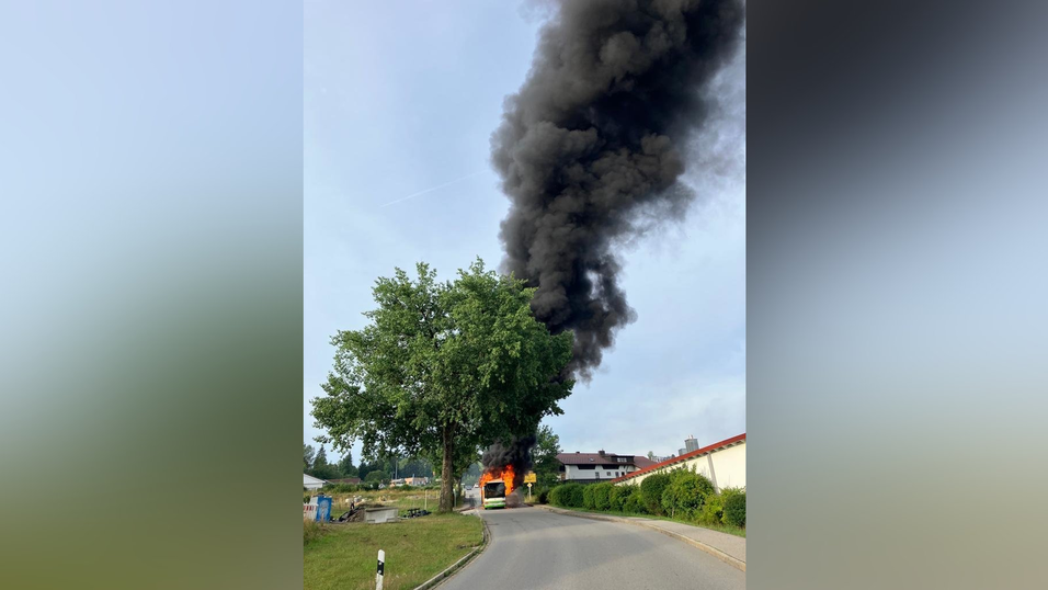 Ein Bus stand am Mittwochmorgen bei Regen in Flammen.