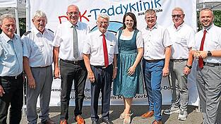 Bereitschaftsleiter Herbert Berzl (2. v. l.) freute sich über den Besuch zahlreicher Gäste. Unter ihnen waren BRK-Vizepräsident Andreas Hanna-Krahl (r.), BRK-Kreisvorsitzender Theo Zellner (4. v. l.), Bundestagsabgeordnete Martina Englhardt-Kopf, Landrat Franz Löffler (3. v. l.), Bürgermeister Heinz Niedermayer (3. v. r.), BRK-Bezirksbereitschaftsleiter Dieter Hauenstein (2. v. r.) und der frühere Bürgermeister Theo Amberger (l.).