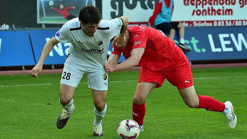 Hart umk&auml;mpft war das Aufeinandertreffen zwischen der DJK Vilzing um Erol &Ouml;zbay (l.) und Gegner Memmingen (in Rot).