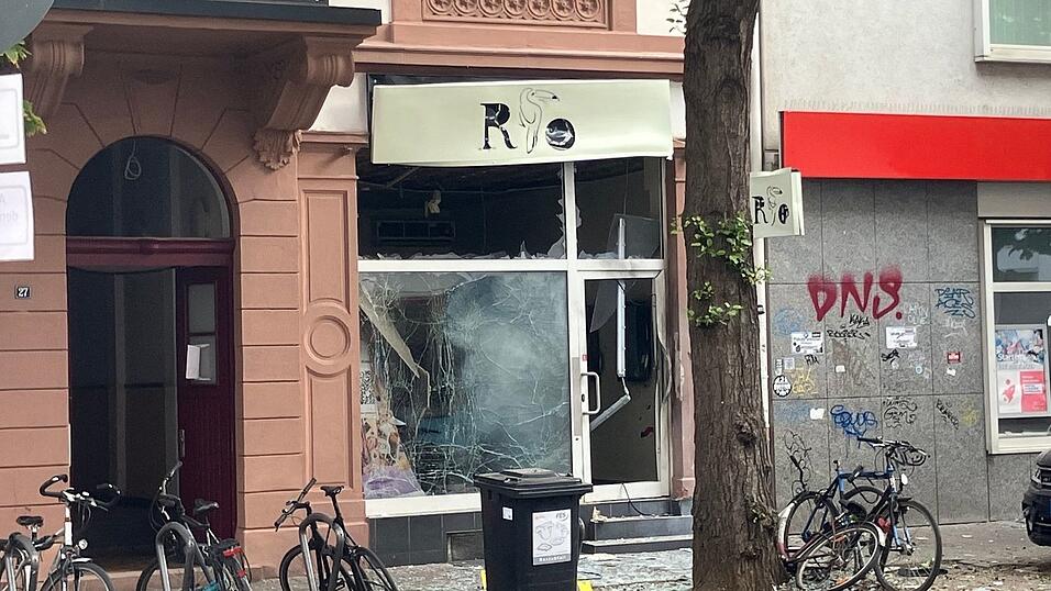 Das Café an der Berger Straße in Frankfurt wurde stark beschädigt - ebenso wie eine gegenüberliegende Suppenbar. Das Café an der Berger Straße in Frankfurt wurde stark beschädigt - ebenso wie eine gegenüberliegende Suppenbar.