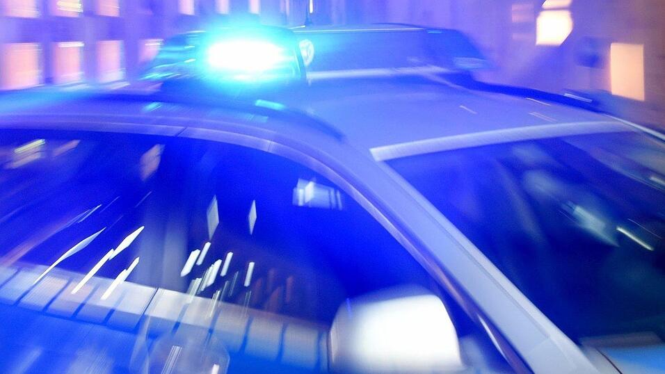 Drei Personen wurden laut Polizei leicht bis mittelschwer verletzt. Der Sachschaden an Auto und Leitplanke betrage rund 20.000 Euro. (Symbolbild) Drei Personen wurden laut Polizei leicht bis mittelschwer verletzt. Der Sachschaden an Auto und Leitplanke betrage rund 20.000 Euro. (Symbolbild)