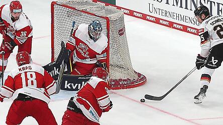 Ein Doppelpack gelingt Daniel Schmölz (rechts) im Auftaktspiel gegen Dänemark.