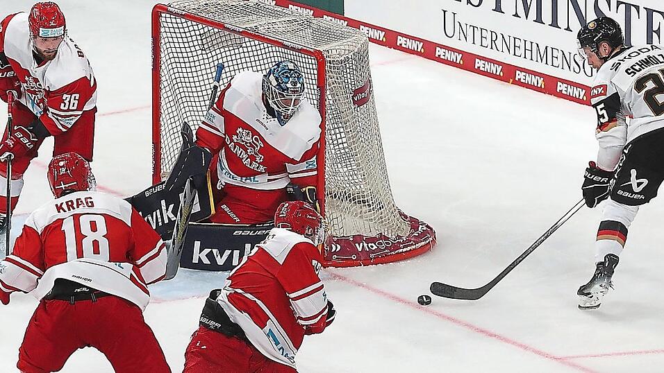 Ein Doppelpack gelingt Daniel Schmölz (rechts) im Auftaktspiel gegen Dänemark.