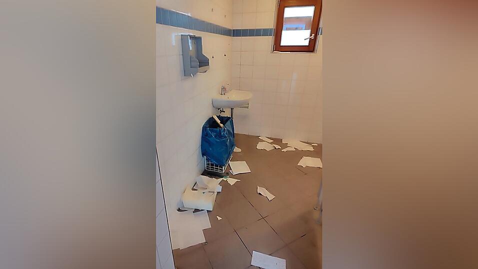 Die öffentlichen Toiletten im Rathausinnenhof sind bereits öfters verwüstet worden. Die Marktverwaltung kündigt Konsequenzen an. Die öffentlichen Toiletten im Rathausinnenhof sind bereits öfters verwüstet worden. Die Marktverwaltung kündigt Konsequenzen an.