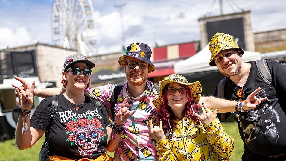Der erste Festivaltag startete mit Regen. Danach war das Wetter wechselhaft, die Laune der Fans aber gut.