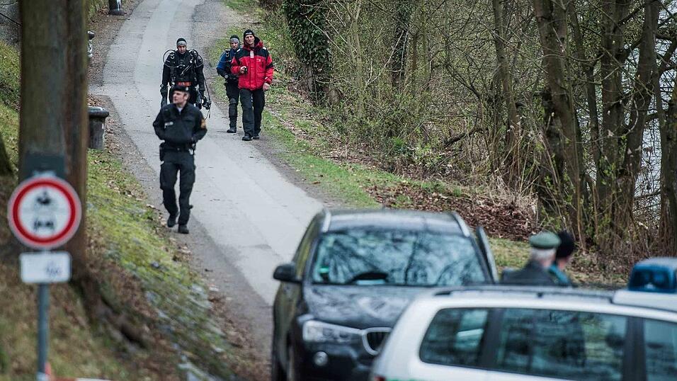 Polizeitaucher suchen am Freitagvormittag in der Donau nach der seit Sonntag vermissten Malina Klaar. An dieser Stelle hatten die Leichenspürhunde am Donnerstag angeschlagen. Polizeitaucher suchen am Freitagvormittag in der Donau nach der seit Sonntag vermissten Malina Klaar. An dieser Stelle hatten die Leichenspürhunde am Donnerstag angeschlagen.