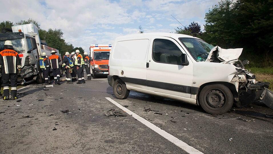 Schwerer Unfall am Freitagmorgen bei Postau (Kreis Landshut). Dort kollidierte ein Auto auf der Gegenfahrbahn frontal mit einem Lastwagen.