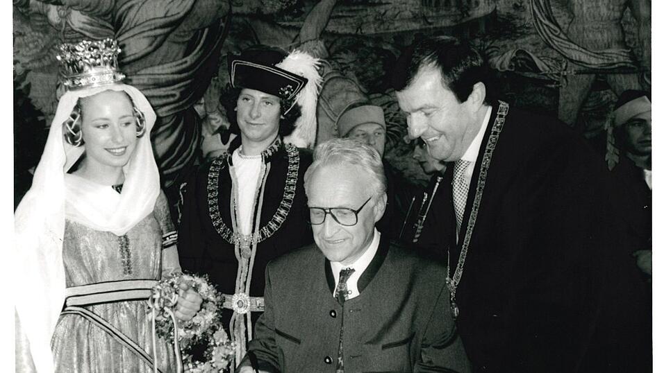 1993: Josef Deimer (re.) mit bayerischem Ministerpräsidenten Edmund Stoiber (2. v. re.) und dem Brautpaar Pia Stumpfegger und Manuel Bauderer. 1993: Josef Deimer (re.) mit bayerischem Ministerpräsidenten Edmund Stoiber (2. v. re.) und dem Brautpaar Pia Stumpfegger und Manuel Bauderer.