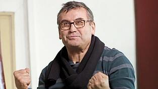 In den 70er Jahren kam Ali Cukur als Einwandererkind aus der Türkei nach Deutschland. 1982 kämpfte er sich bei der Amateurweltmeisterschaft auf Platz 5. Seit 25 Jahren ist der gelernte Elektroinstallateur Cheftrainer der Boxabteilung des TSV 1860, kümmert sich ehrenamtlich um Jugendliche und arbeitet auch als Anti-Gewalt-Trainer. In den 70er Jahren kam Ali Cukur als Einwandererkind aus der Türkei nach Deutschland. 1982 kämpfte er sich bei der Amateurweltmeisterschaft auf Platz 5. Seit 25 Jahren ist der gelernte Elektroinstallateur Cheftrainer der Boxabteilung des TSV 1860, kümmert sich ehrenamtlich um Jugendliche und arbeitet auch als Anti-Gewalt-Trainer.
