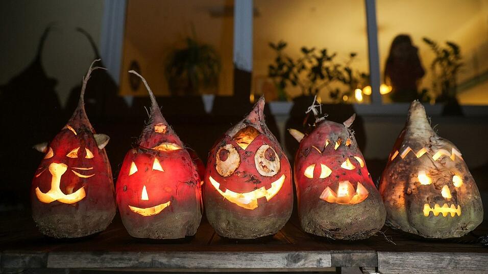 Der Brauch der Rübengeister - ausgehöhlte Rüben, denen Gesichter eingeschnitzt werden - ist schon sehr alt. (Archivbild)