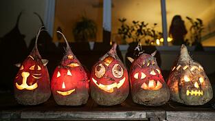 Der Brauch der Rübengeister - ausgehöhlte Rüben, denen Gesichter eingeschnitzt werden - ist schon sehr alt. (Archivbild) Der Brauch der Rübengeister - ausgehöhlte Rüben, denen Gesichter eingeschnitzt werden - ist schon sehr alt. (Archivbild)
