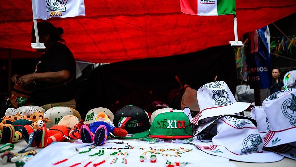 Ein paar Fanutensilien - aber von echter WM-Stimmung ist wenig zu spüren in Mexiko-Stadt. Ein paar Fanutensilien - aber von echter WM-Stimmung ist wenig zu spüren in Mexiko-Stadt.