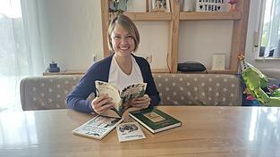 Nicole Schatt hält „eine Herzensangelegenheit“ in Händen: Mit „Minna Maus entdeckt ... die Degenberger in Schwarzach“ möchte sie die Ortsgeschichte „zu den Kindern und in die Familien bringen“. Vorne links der Prototyp ihres Buchs, daneben zugrunde liegende literarische Quellen. Nicole Schatt hält „eine Herzensangelegenheit“ in Händen: Mit „Minna Maus entdeckt ... die Degenberger in Schwarzach“ möchte sie die Ortsgeschichte „zu den Kindern und in die Familien bringen“. Vorne links der Prototyp ihres Buchs, daneben zugrunde liegende literarische Quellen.
