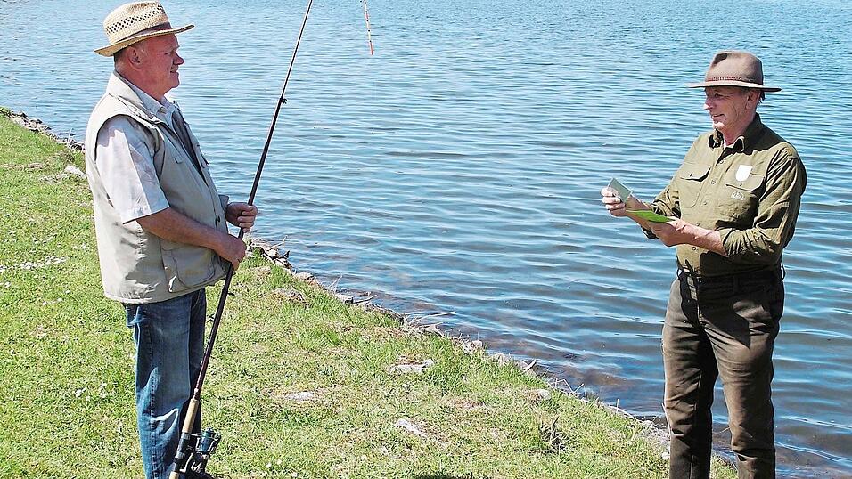 Fischereiaufseher Herbert Frumold (rechts) ist in seinem Einsatzgebiet berechtigt, den Fischereierlaubnisschein und Fischereischein zu kontrollieren. Fischereiaufseher Herbert Frumold (rechts) ist in seinem Einsatzgebiet berechtigt, den Fischereierlaubnisschein und Fischereischein zu kontrollieren.