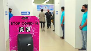 50 ausgebildete Mitarbeiter können im PCR-Zentrum an der Graflinger Straße bis zu 1 000 Tests am Tag durchführen. Dank entsprechender Apparaturen und Technik liegen die Testergebnisse bereits rund eine halbe Stunde nach der Probenentnahme vor. 50 ausgebildete Mitarbeiter können im PCR-Zentrum an der Graflinger Straße bis zu 1 000 Tests am Tag durchführen. Dank entsprechender Apparaturen und Technik liegen die Testergebnisse bereits rund eine halbe Stunde nach der Probenentnahme vor.