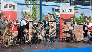 Blasmusik in den vielfältigsten Variationen boten die Schlenkerer in der Besetzung mit (v.l.) Fritz Winter, Jürgen Malterer, Frank Feulner, Christian Höcherl und Franz Gradler.