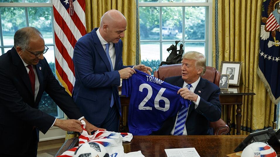 FIFA-Pr&auml;sident Gianni Infantino (Mitte) pr&auml;sentiert Pr&auml;sident Donald Trump (r.) bei einem Treffen im Oval Office des Wei&szlig;en Hauses ein Fu&szlig;ball Trikot mit Trumps Namen darauf. Die beiden verstehen sich gut.