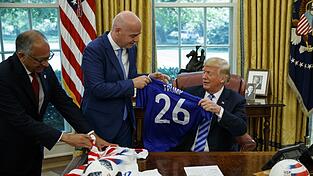 FIFA-Pr&auml;sident Gianni Infantino (Mitte) pr&auml;sentiert Pr&auml;sident Donald Trump (r.) bei einem Treffen im Oval Office des Wei&szlig;en Hauses ein Fu&szlig;ball Trikot mit Trumps Namen darauf. Die beiden verstehen sich gut.