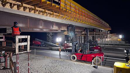 Die jetzige Vollsperrung der A3 zwischen dem Kreuz Deggendorf und der Ausfahrt Hengersberg war n&ouml;tig, um das Tragger&uuml;st am Neubau der &ldquo;Blitzerbr&uuml;cke&ldquo; bei Seebach auszuheben. Zugleich wurden Asphaltfl&auml;chen auf der Donaubr&uuml;cke Deggenau ausgetauscht, die durch die Hitze der letzten Monate Schaden genommen hatten.