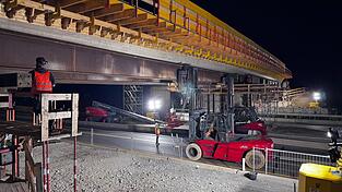 Die jetzige Vollsperrung der A3 zwischen dem Kreuz Deggendorf und der Ausfahrt Hengersberg war nötig, um das Traggerüst am Neubau der “Blitzerbrücke“ bei Seebach auszuheben. Zugleich wurden Asphaltflächen auf der Donaubrücke Deggenau ausgetauscht, die durch die Hitze der letzten Monate Schaden genommen hatten. Die jetzige Vollsperrung der A3 zwischen dem Kreuz Deggendorf und der Ausfahrt Hengersberg war nötig, um das Traggerüst am Neubau der “Blitzerbrücke“ bei Seebach auszuheben. Zugleich wurden Asphaltflächen auf der Donaubrücke Deggenau ausgetauscht, die durch die Hitze der letzten Monate Schaden genommen hatten.