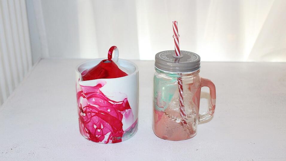 4. Die gestalteten Gläser sind meistens nicht spülmaschinenfest. Du solltest sie mit warmem Wasser sauber machen. 4. Die gestalteten Gläser sind meistens nicht spülmaschinenfest. Du solltest sie mit warmem Wasser sauber machen.