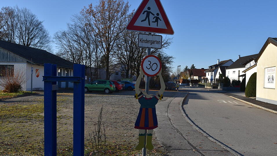 Kopflos stehen sie da: Die selbstgebastelten 'Tempo 30'-Schilder der Kindertagesstätte Kagers sind am Wochenende von Unbekannten beschädigt worden. Kopflos stehen sie da: Die selbstgebastelten 'Tempo 30'-Schilder der Kindertagesstätte Kagers sind am Wochenende von Unbekannten beschädigt worden.