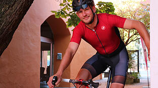 Mit seinem roten Rennrad fuhr Severin Gießibl über 5.500 Kilometert durch Frankreich, Spanien, Italien und die Schweiz.