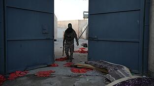 Leere Zellen und zur&uuml;ckgelassene H&auml;ftlingskleidung im al-Schaddadi-Gef&auml;ngnis Anfang der Woche. (Archivfoto)